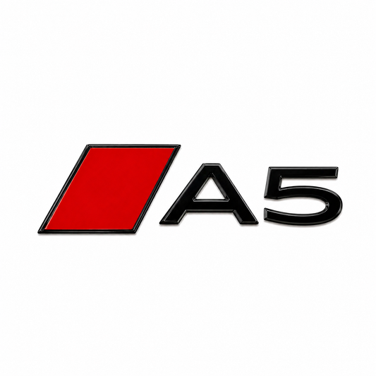 A5 Kırmızı bayraklı; stok adında 2024-2025 ifadesi yer almaktadır. Siyah Kırmızı Bagaj Yazısı Audi Uyumlu